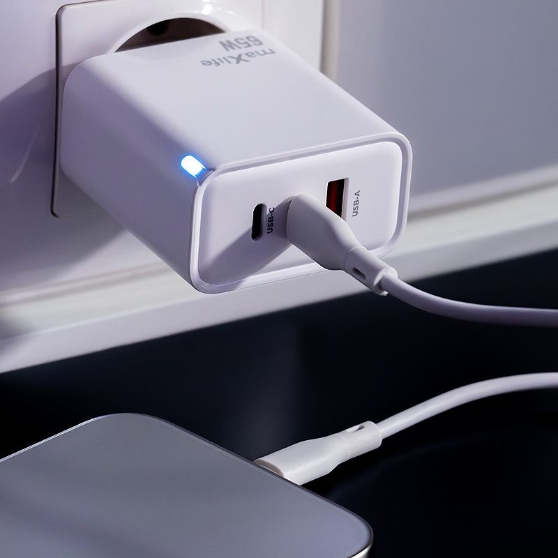 Maxlife MXTC-09-65ACC GaN PD QC charger 2x USB-C 1x USB 65W white - Billede 4